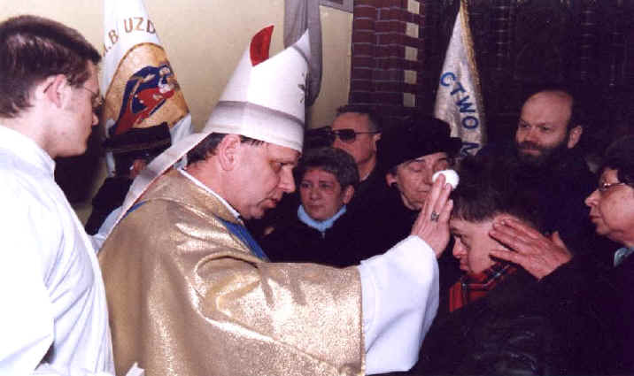 Biskup Jan Kope udziela Sakramentu Namaszczenia Chorych