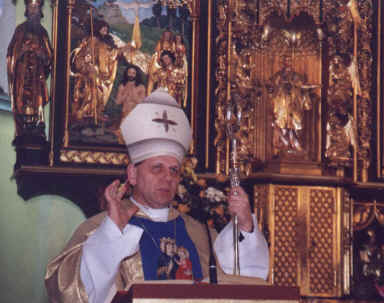 Biskup Jan Kopiec podczas kazania